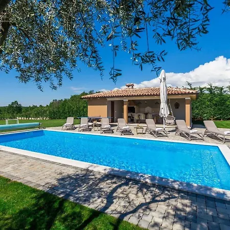 Nata Fuer 8 Personen Mit Pool Bei Holiday home