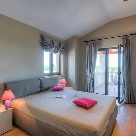 Ferienhaus Nata Fuer 8 Personen Mit Pool Bei