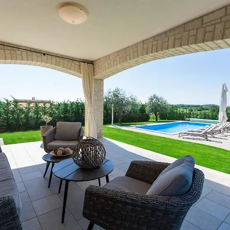 Nata Fuer 8 Personen Mit Pool Bei Ferienhaus *