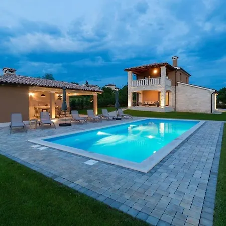 Ferienhaus Nata Fuer 8 Personen Mit Pool Bei