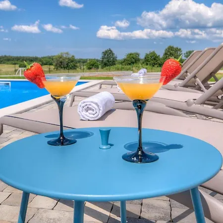 Ferienhaus Nata Fuer 8 Personen Mit Pool Bei *