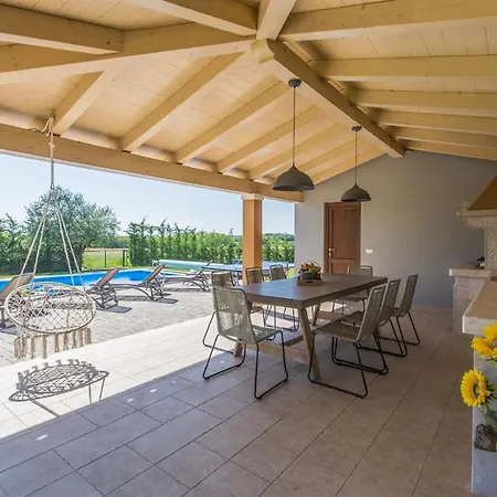 Ferienhaus Nata Fuer 8 Personen Mit Pool Bei *